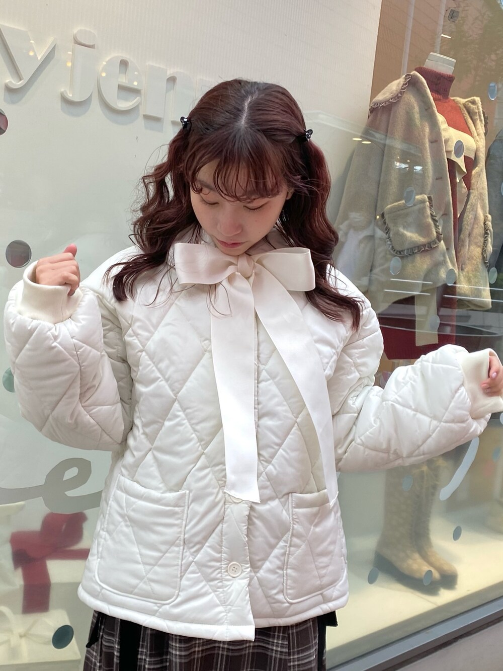 ホワイト系のその他アウター、ブラウン系のスカート、ホワイト系のローファーを着用したレディースの冬コーディネートの4枚目の写真