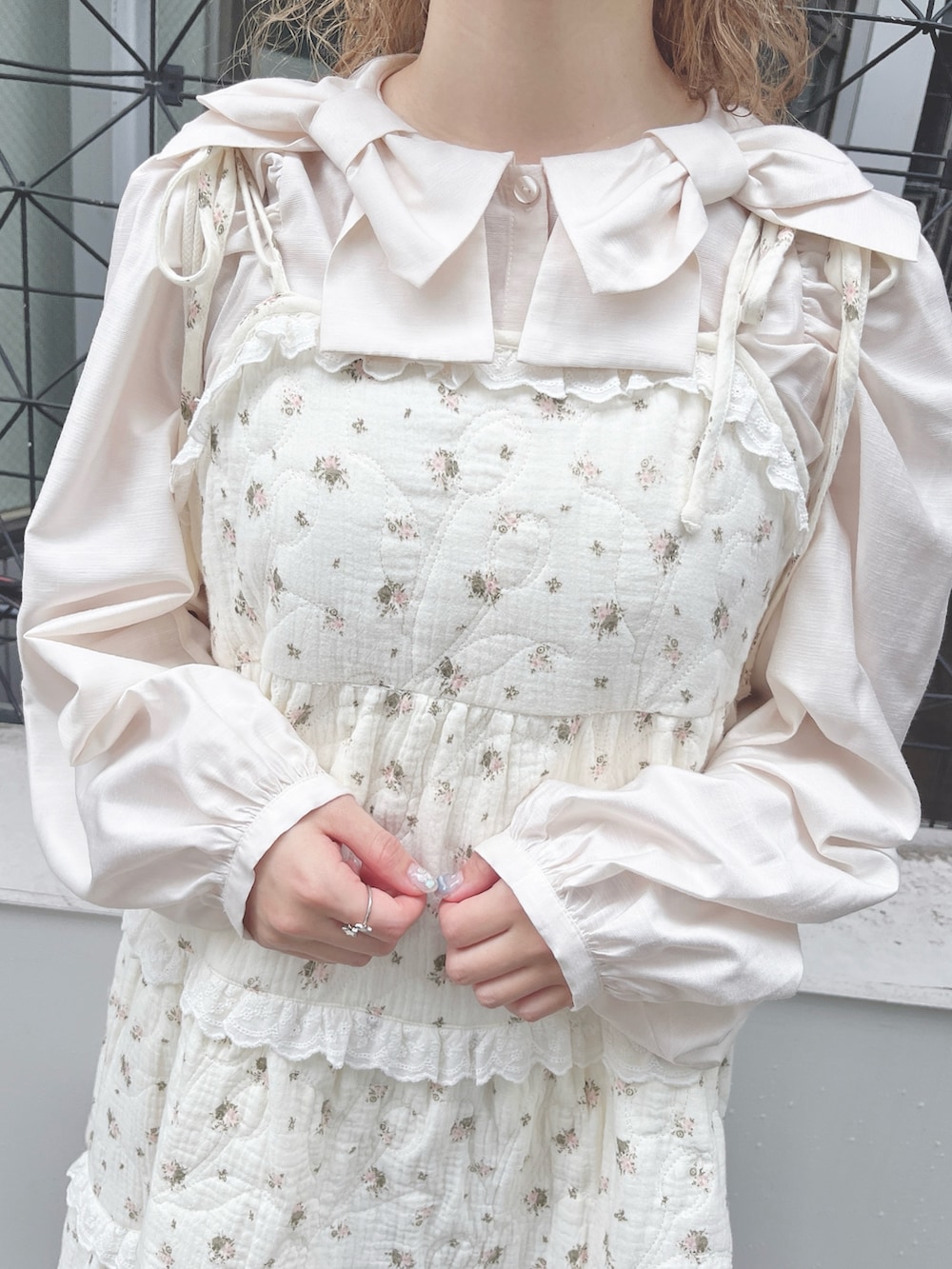 ピンク系のシャツ/ブラウス、ピンク系のワンピース、ホワイト系のバックパック/リュックを着用したレディースの夏コーディネートの8枚目の写真