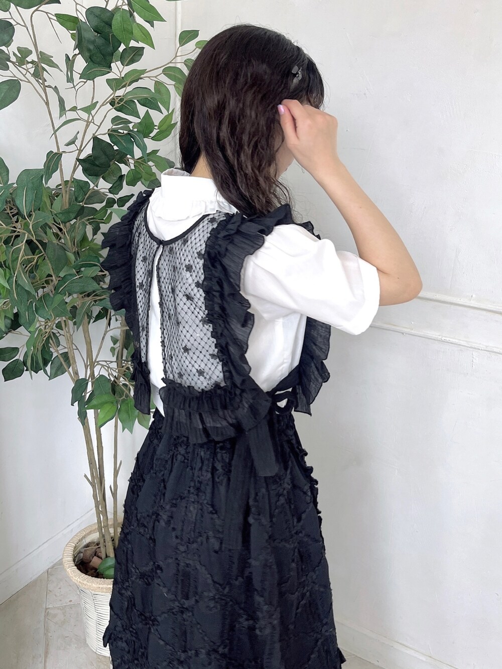 ホワイト系のシャツ/ブラウス、ブラック系のスカート、ブラック系のサンダルを着用したレディースの春コーディネートの5枚目の写真