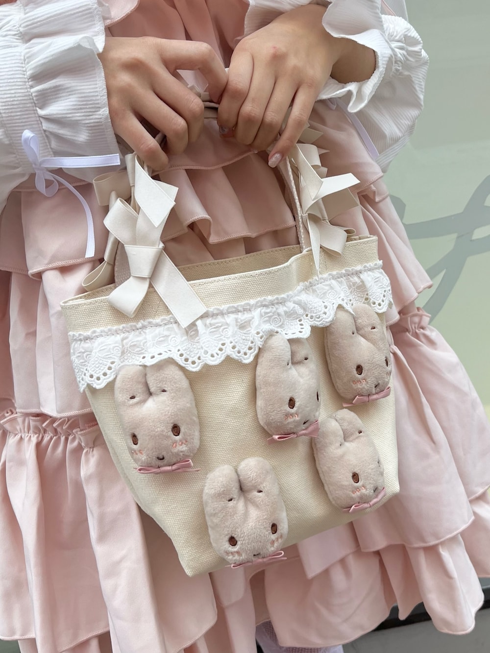 ホワイト系のシャツ/ブラウス、ピンク系のワンピース、ホワイト系のハンドバッグを着用したレディースの秋コーディネートの8枚目の写真