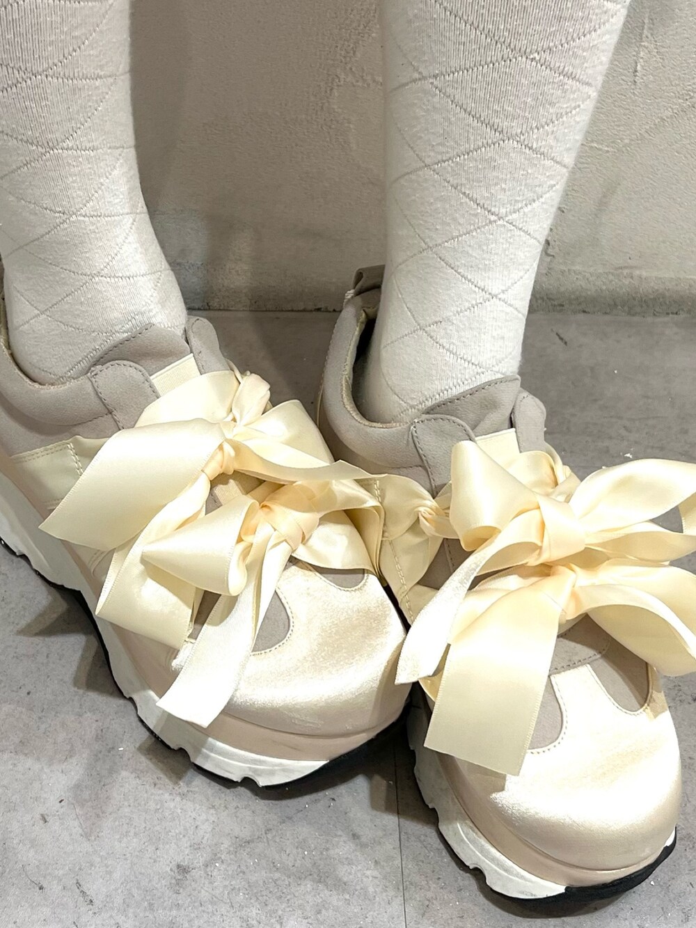 ブルー系のデニムスカート、ホワイト系のTシャツ/カットソー、ホワイト系のスニーカーを着用したレディースの冬コーディネートの8枚目の写真