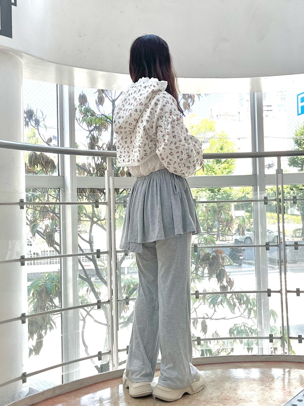 その他のカーディガン/ボレロ、ホワイト系のTシャツ/カットソー、ホワイト系のサンダルを着用したレディースの夏コーディネートの2枚目の写真