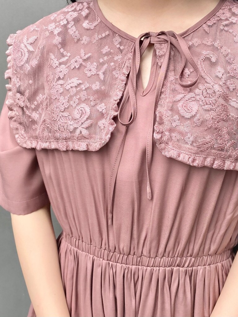 ピンク系のワンピースを着用したレディースの春コーディネートの4枚目の写真