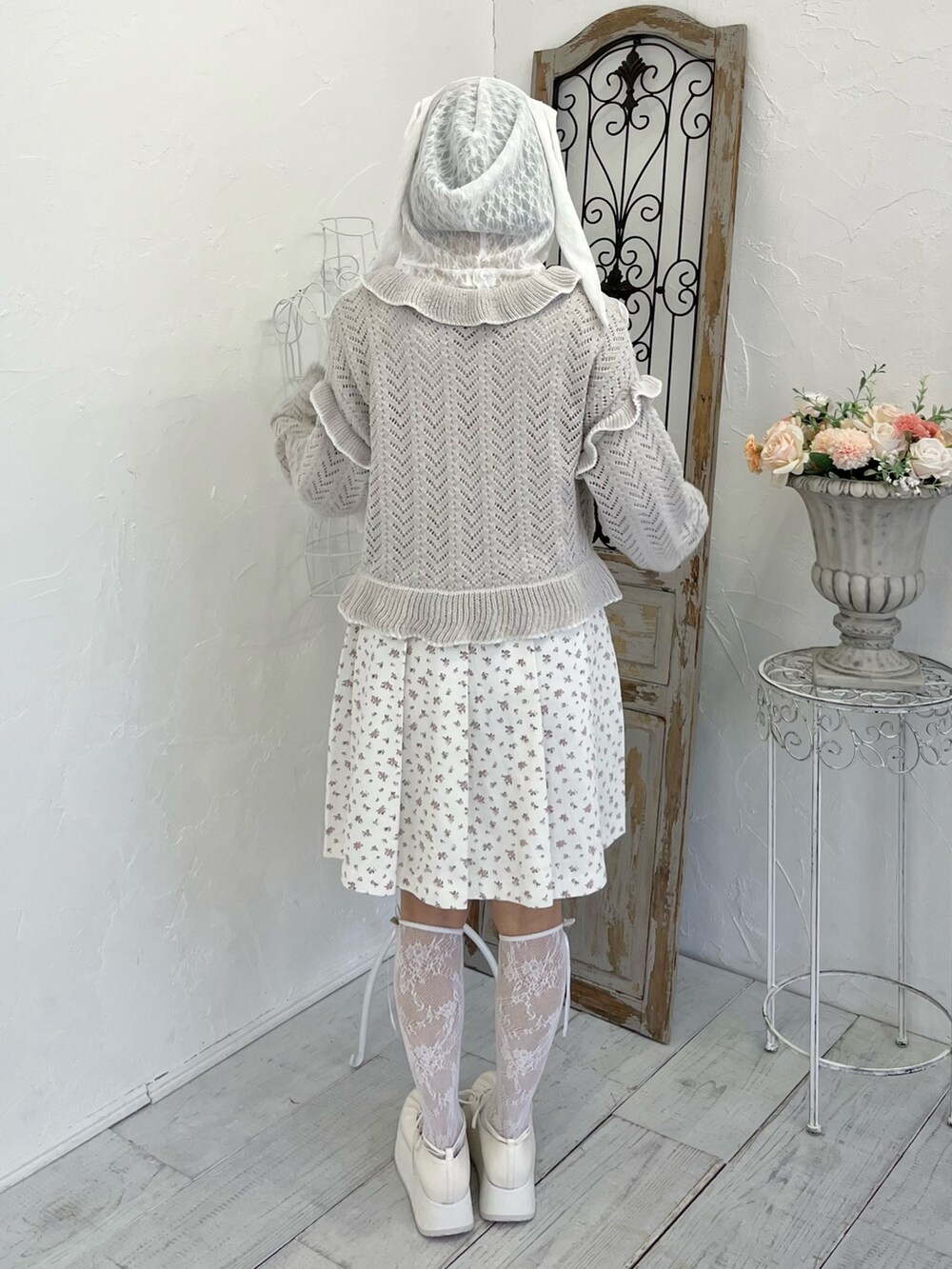 グレー系のカーディガン/ボレロ、ホワイト系のTシャツ/カットソー、ホワイト系のワンピースを着用したレディースの冬コーディネートの4枚目の写真