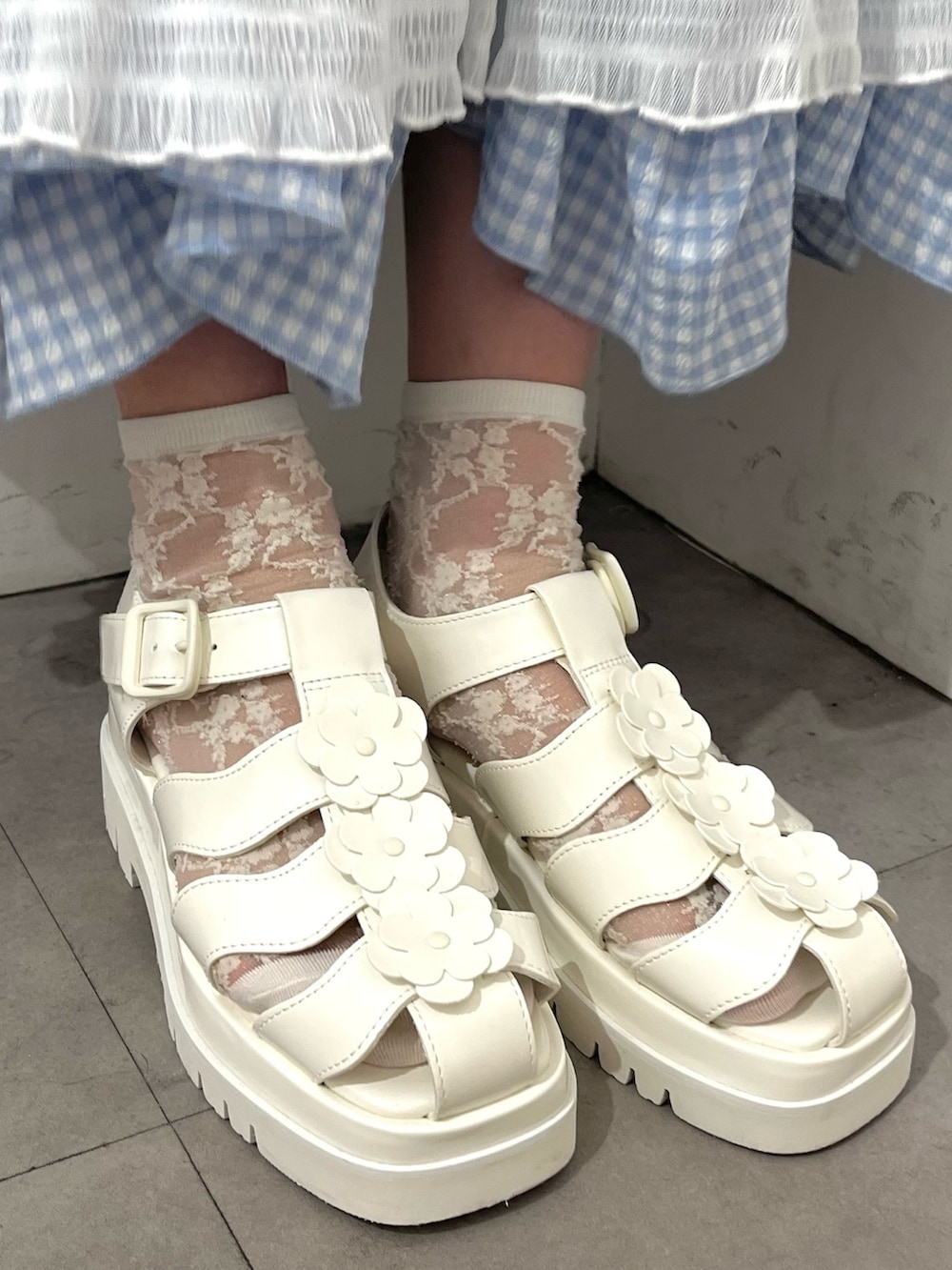 ブルー系のワンピース、ホワイト系のワンピース、ホワイト系のサンダルを着用したレディースの春コーディネートの6枚目の写真