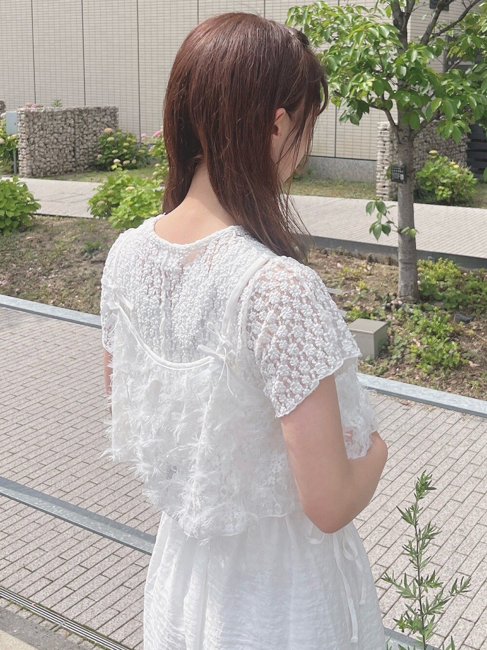 ホワイト系のワンピース、ホワイト系のキャミソール、レッド系のサンダルを着用したレディースの夏コーディネートの7枚目の写真