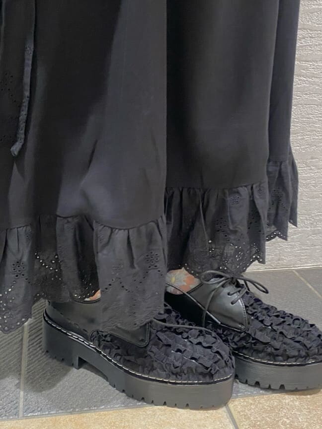 ブラック系のその他シューズ、ブラック系のワンピース、ブラック系のTシャツ/カットソーを着用したレディースの春コーディネートの6枚目の写真