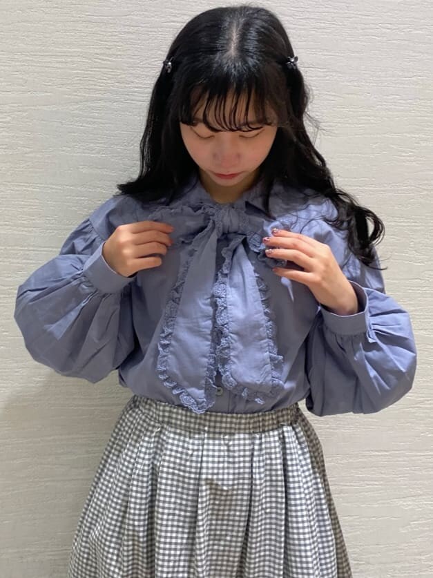 ホワイト系のパンプス、ブルー系のシャツ/ブラウス、グレー系のスカートを着用したレディースの冬コーディネートの6枚目の写真