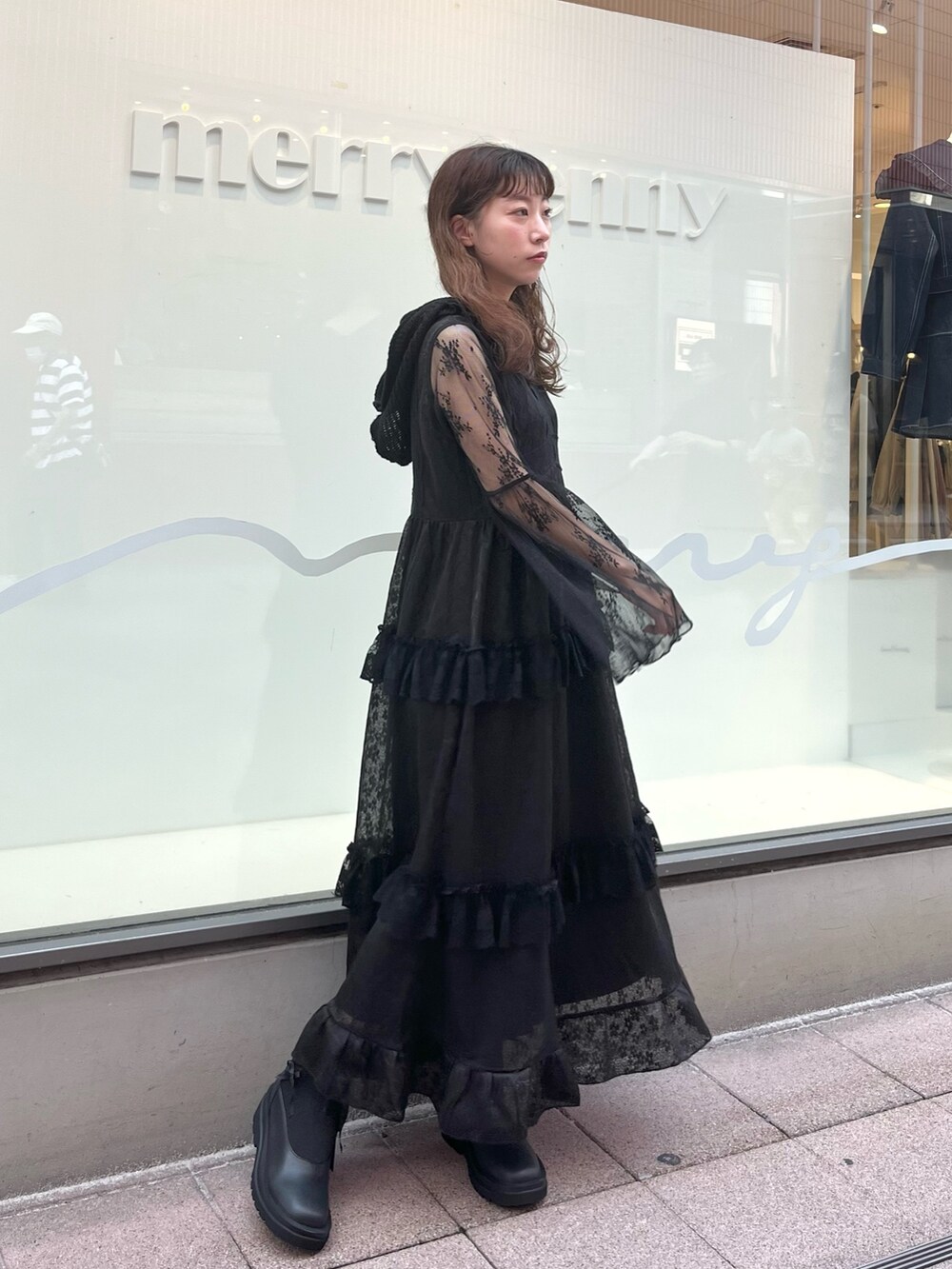 ブラック系のワンピース、ブラック系のブーツ、ブラック系のニットキャップ/ビーニーを着用したレディースの秋コーディネートの3枚目の写真