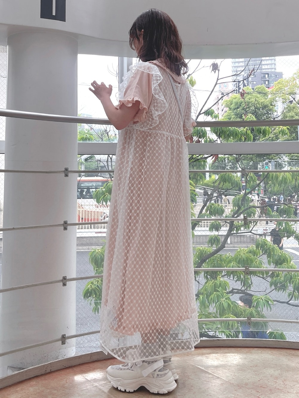 ホワイト系のショルダーバッグ、ピンク系のワンピース、ホワイト系のワンピースを着用したレディースの夏コーディネートの4枚目の写真