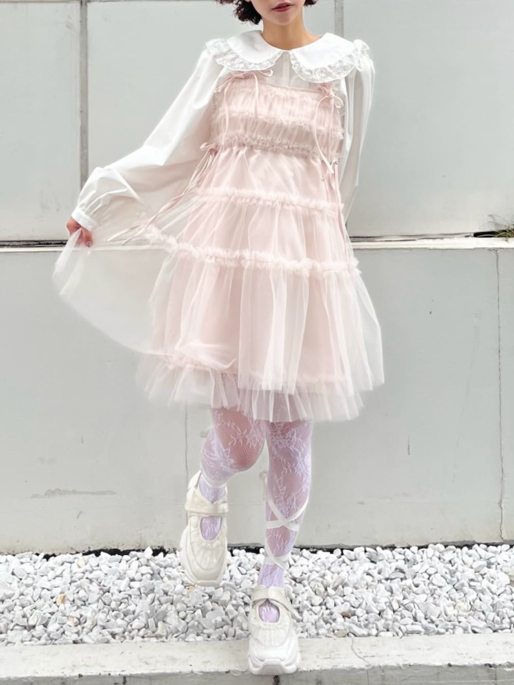 ピンク系のワンピース、シルバー系のシャツ/ブラウス、ホワイト系のスニーカーを着用したレディースの秋コーディネートの4枚目の写真