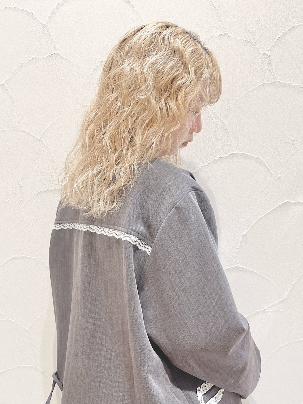 グレー系のテーラードジャケット、グレー系のTシャツ/カットソー、その他のスカートを着用したレディースの冬コーディネートの6枚目の写真