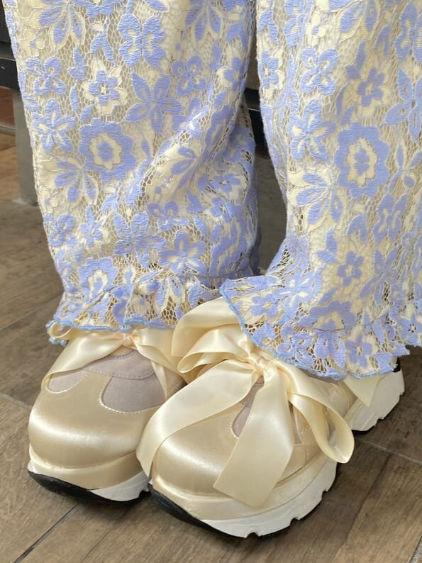 ブルー系のその他パンツ、ホワイト系のスニーカー、ピンク系のショルダーバッグを着用したレディースの春コーディネートの5枚目の写真