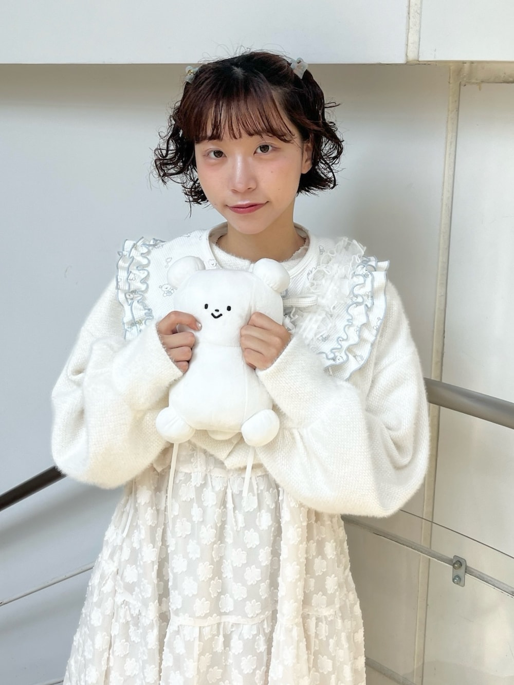 ホワイト系のカーディガン/ボレロ、ホワイト系のショルダーバッグ、ホワイト系のワンピースを着用したレディースの秋コーディネートの5枚目の写真