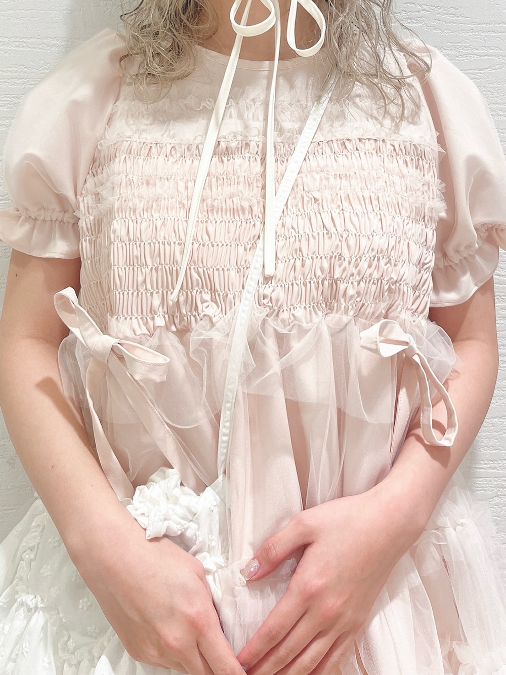 ピンク系のワンピース、ホワイト系のショルダーバッグ、ホワイト系のその他パンツを着用したレディースの春コーディネートの5枚目の写真