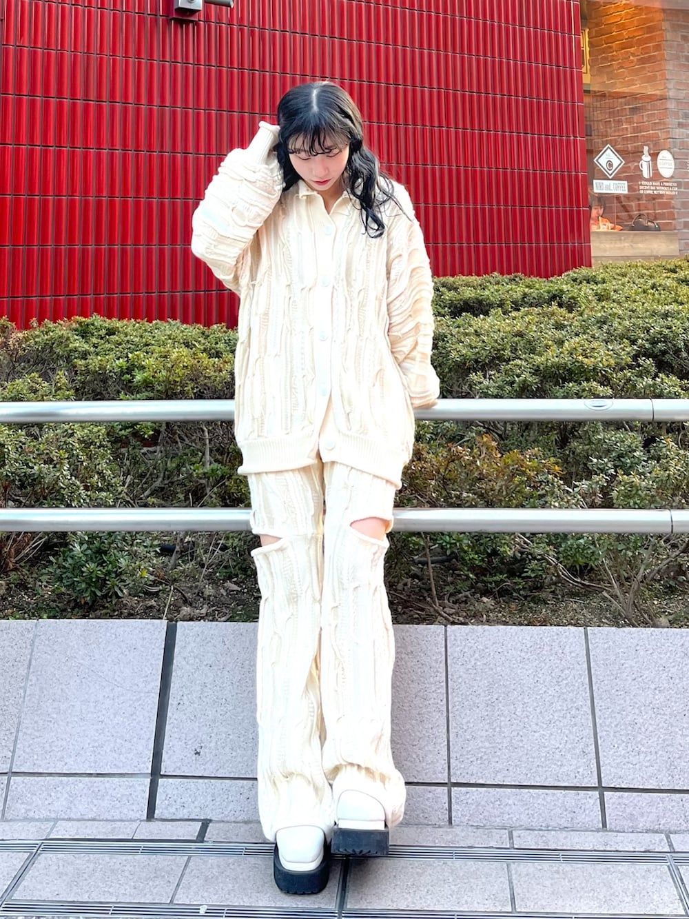 ホワイト系のパンプス、ホワイト系のカーディガン/ボレロ、ホワイト系のその他パンツを着用したレディースの冬コーディネートの2枚目の写真
