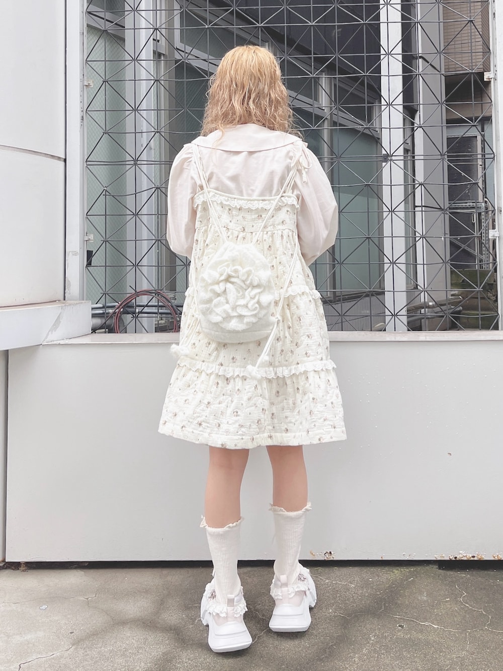 ピンク系のシャツ/ブラウス、ピンク系のワンピース、ホワイト系のバックパック/リュックを着用したレディースの夏コーディネートの4枚目の写真