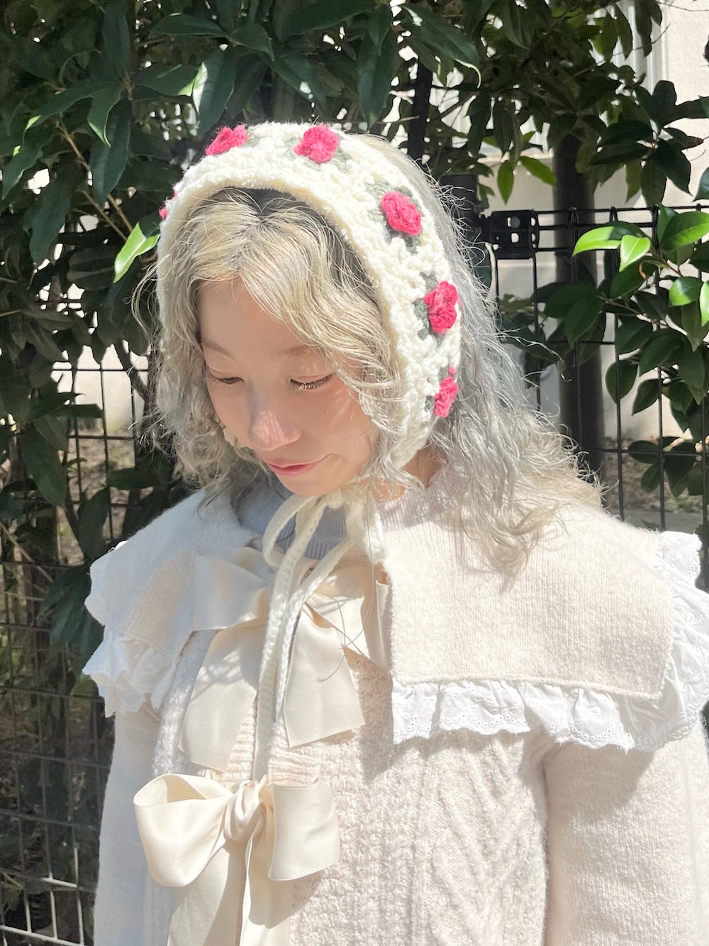 ホワイト系のカーディガン/ボレロ、グレー系のニット/セーター、ピンク系のワンピースを着用したレディースの秋コーディネートの5枚目の写真