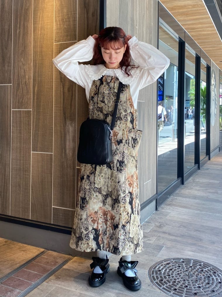 ホワイト系のシャツ/ブラウス、ブラック系のその他シューズ、その他のジャンパースカートを着用したレディースの秋コーディネートの2枚目の写真