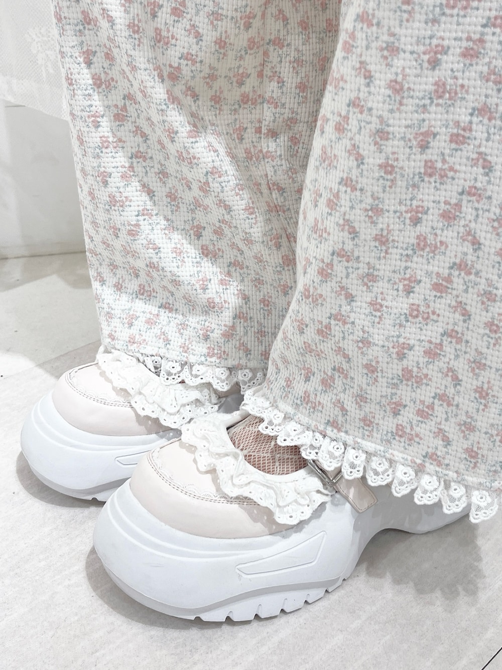 ピンク系のワンピース、ホワイト系のTシャツ/カットソー、ホワイト系のショルダーバッグを着用したレディースの夏コーディネートの9枚目の写真