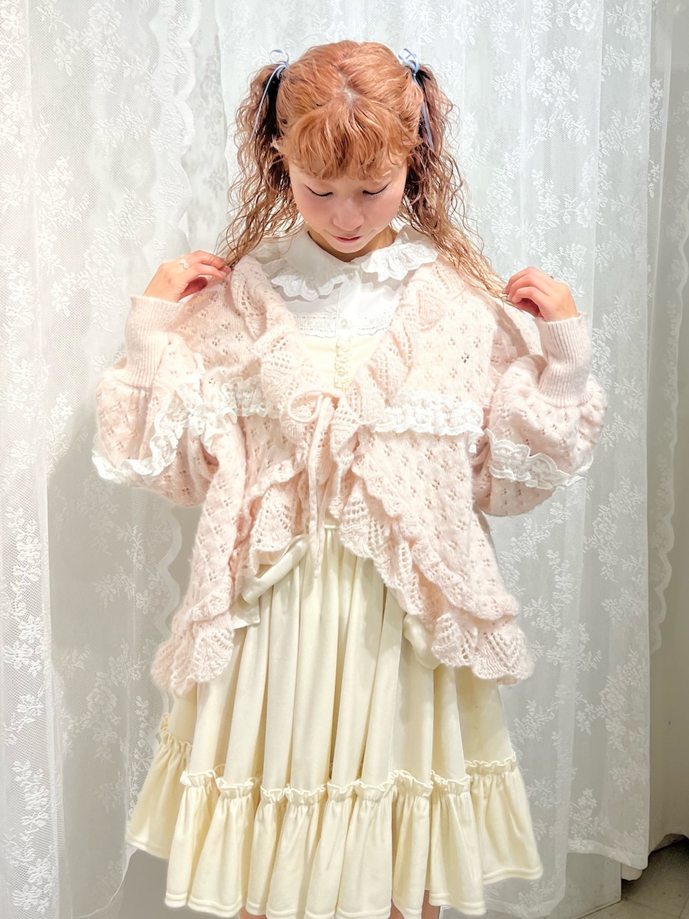 ピンク系のニット/セーター、ホワイト系のワンピース、ホワイト系のシャツ/ブラウスを着用したレディースの春コーディネートの7枚目の写真