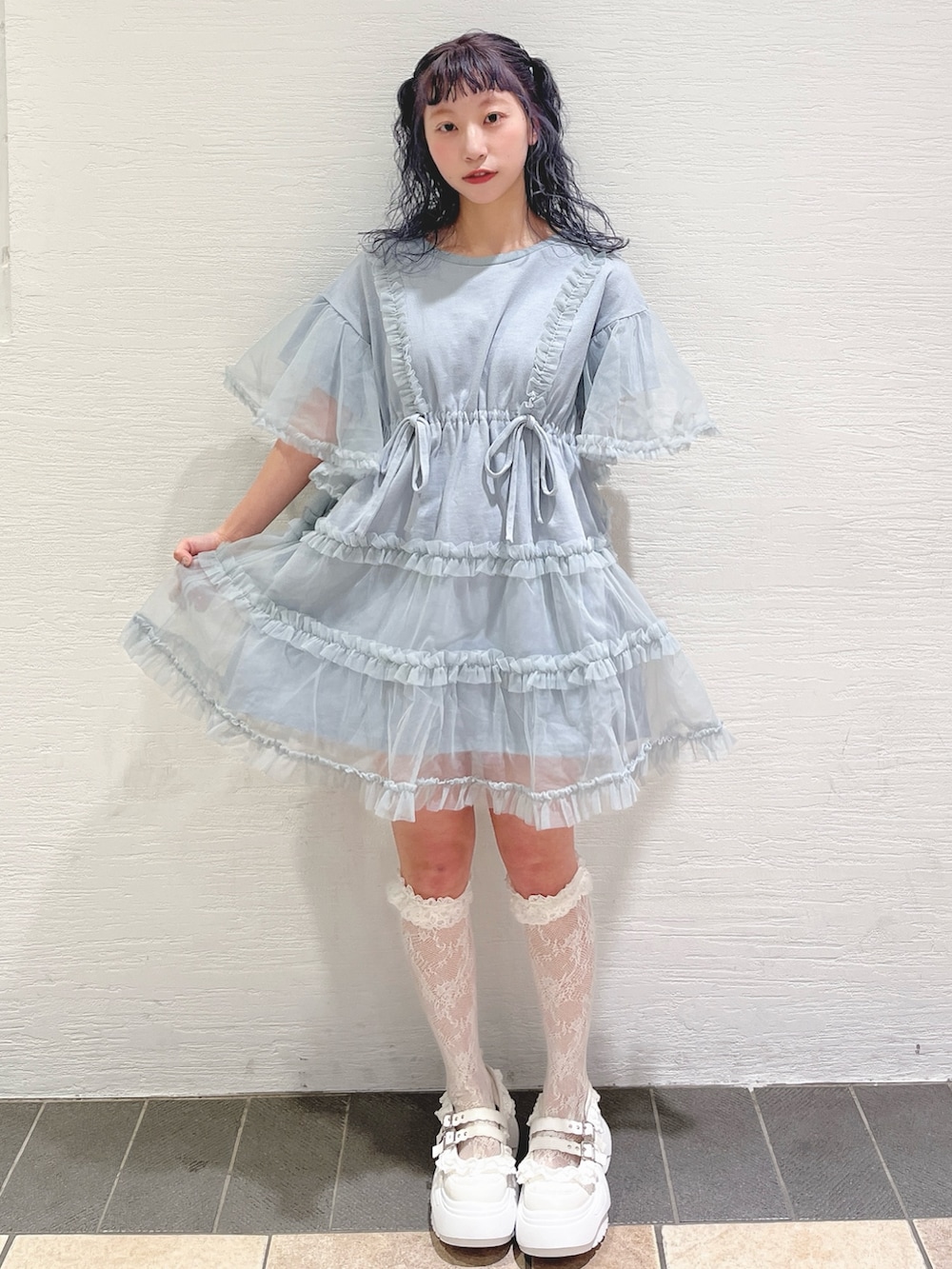 ブルー系のワンピース、ホワイト系のスニーカーを着用したレディースの春コーディネートの2枚目の写真