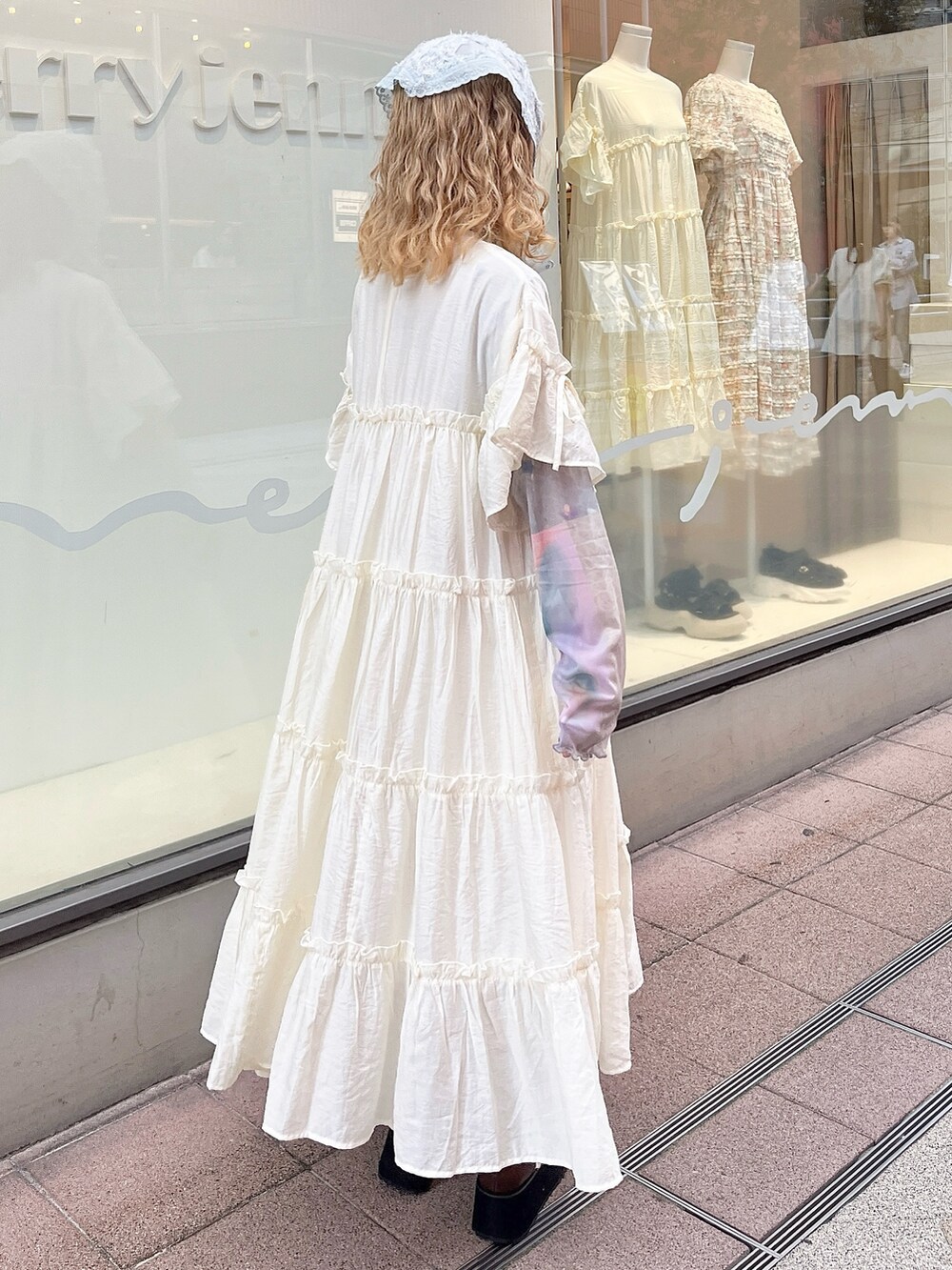 ピンク系のTシャツ/カットソー、ホワイト系のワンピース、ブラウン系のブーツを着用したレディースの夏コーディネートの2枚目の写真