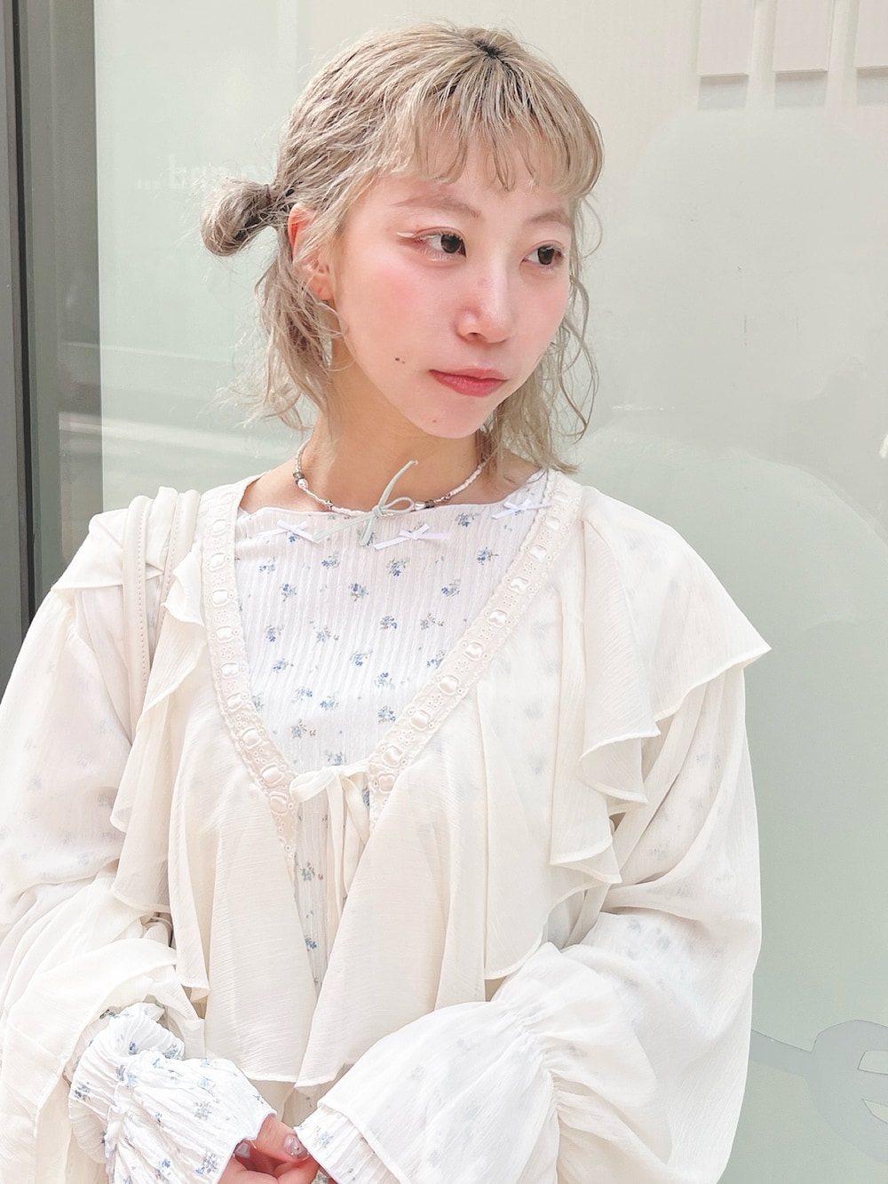 ホワイト系のカーディガン/ボレロ、ブルー系のTシャツ/カットソー、パープル系のスカートを着用したレディースの春コーディネートの6枚目の写真