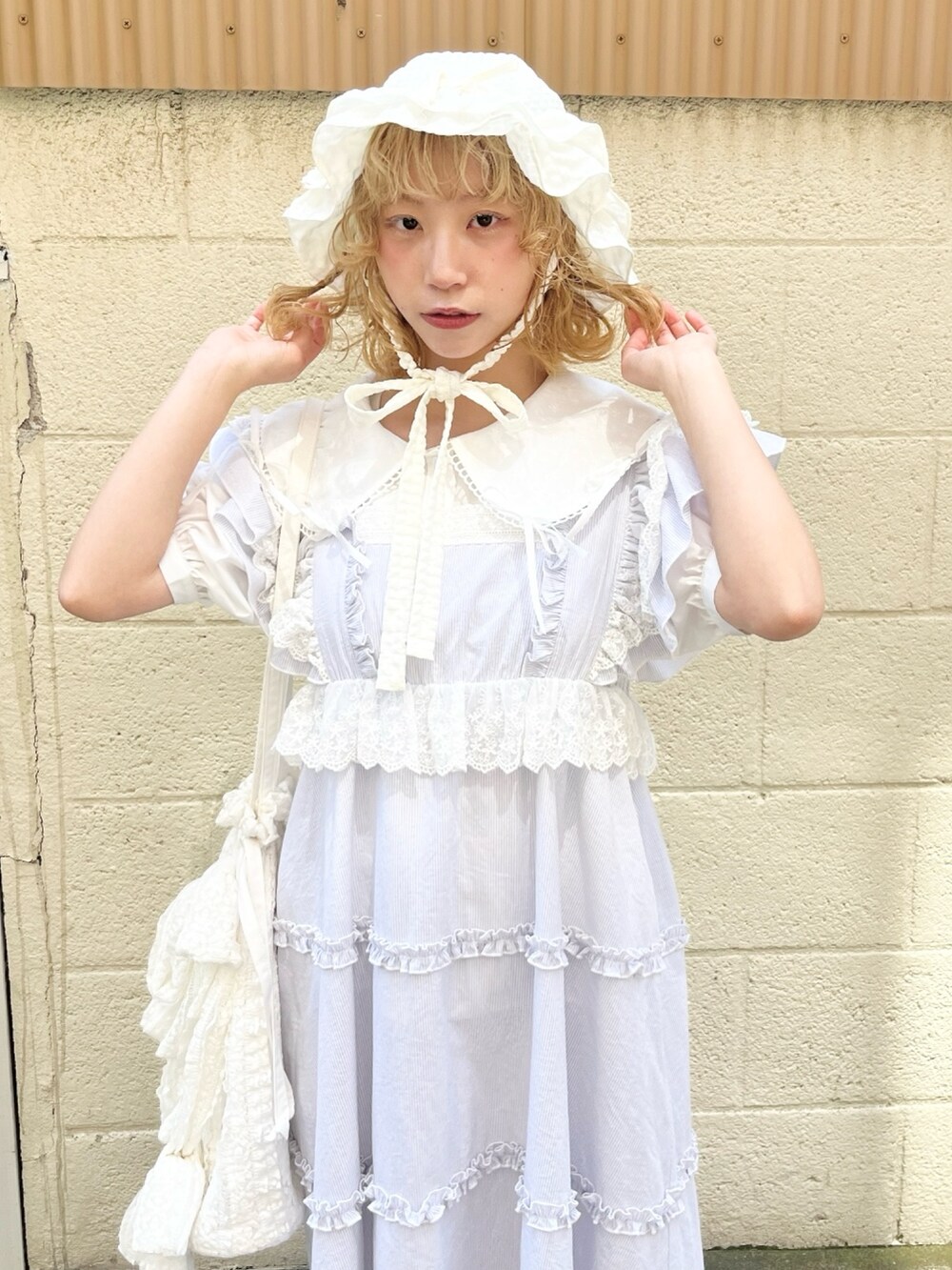 ホワイト系のシャツ/ブラウス、ブルー系のワンピース、ホワイト系のトートバッグを着用したレディースの春コーディネートの6枚目の写真