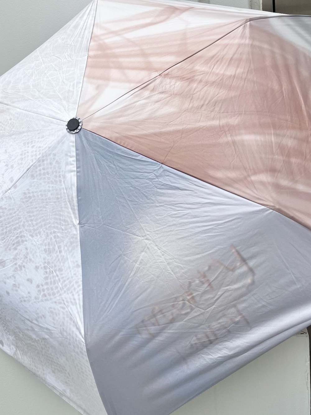 ホワイト系のTシャツ/カットソー、ホワイト系のバレエシューズ、グレー系のワンピースを着用したレディースの春コーディネートの8枚目の写真