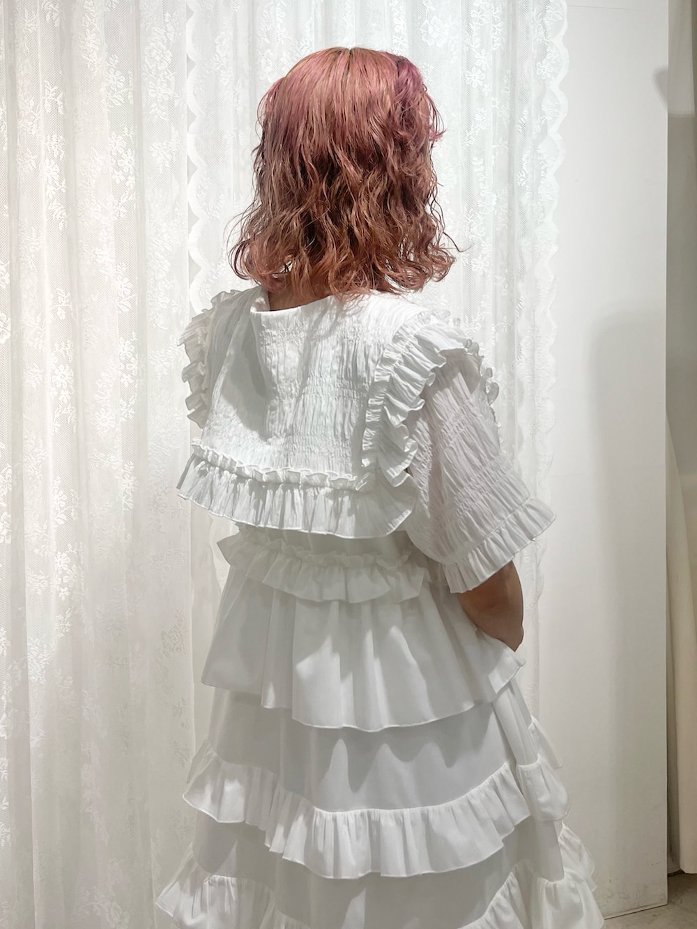 ホワイト系のシャツ/ブラウス、ホワイト系のワンピース、ホワイト系のバレエシューズを着用したレディースの夏コーディネートの5枚目の写真