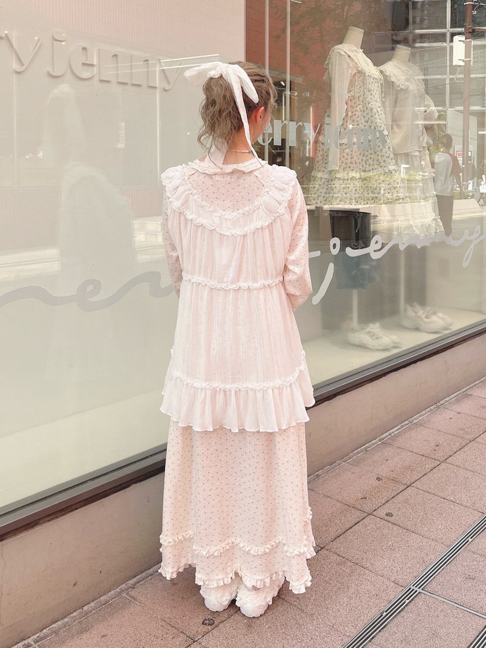 ピンク系のワンピース、ホワイト系のシャツ/ブラウス、ホワイト系のショルダーバッグを着用したレディースの夏コーディネートの4枚目の写真
