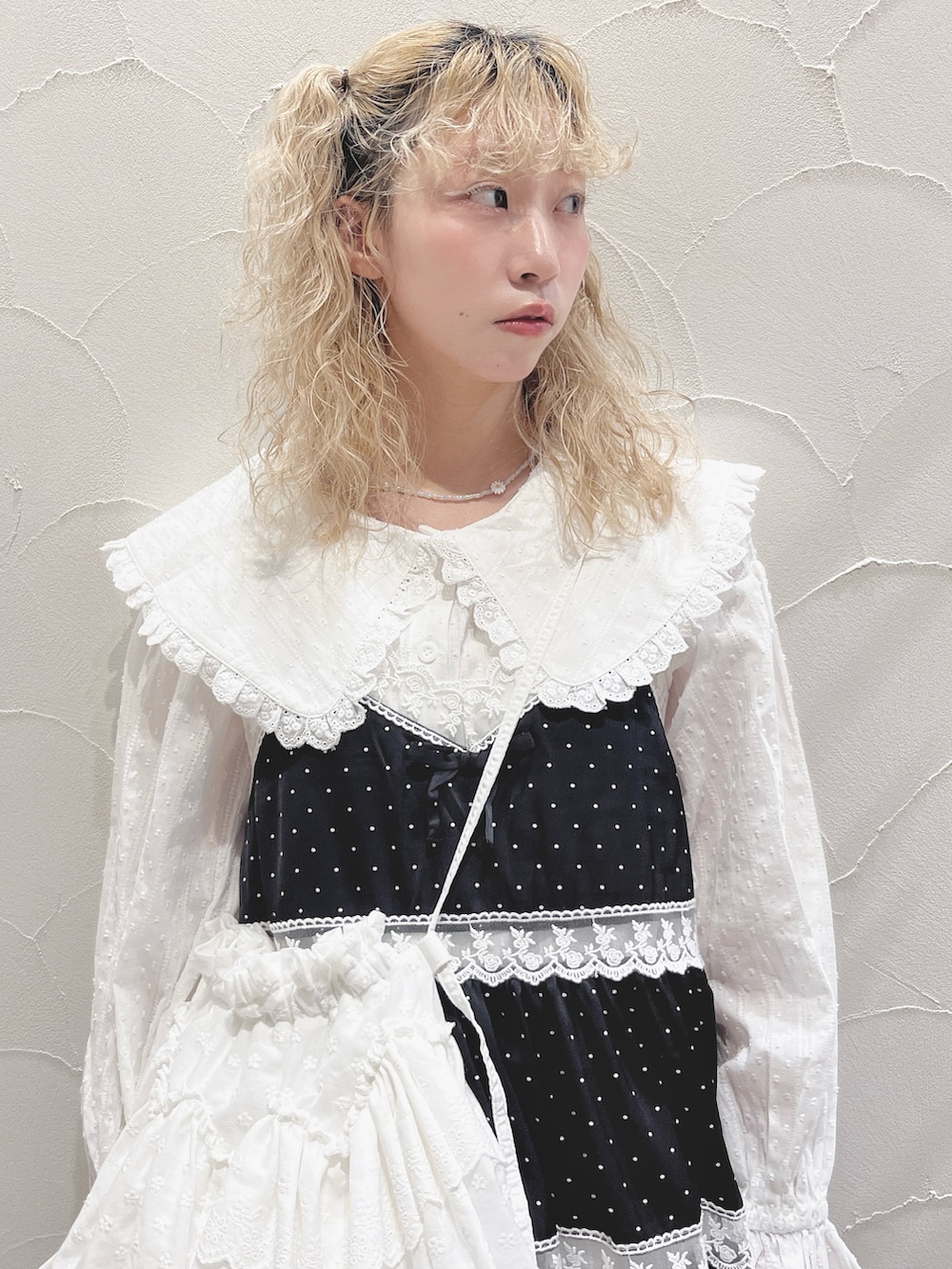 ホワイト系のシャツ/ブラウス、ブラック系のワンピース、ホワイト系のスニーカーを着用したレディースの冬コーディネートの5枚目の写真