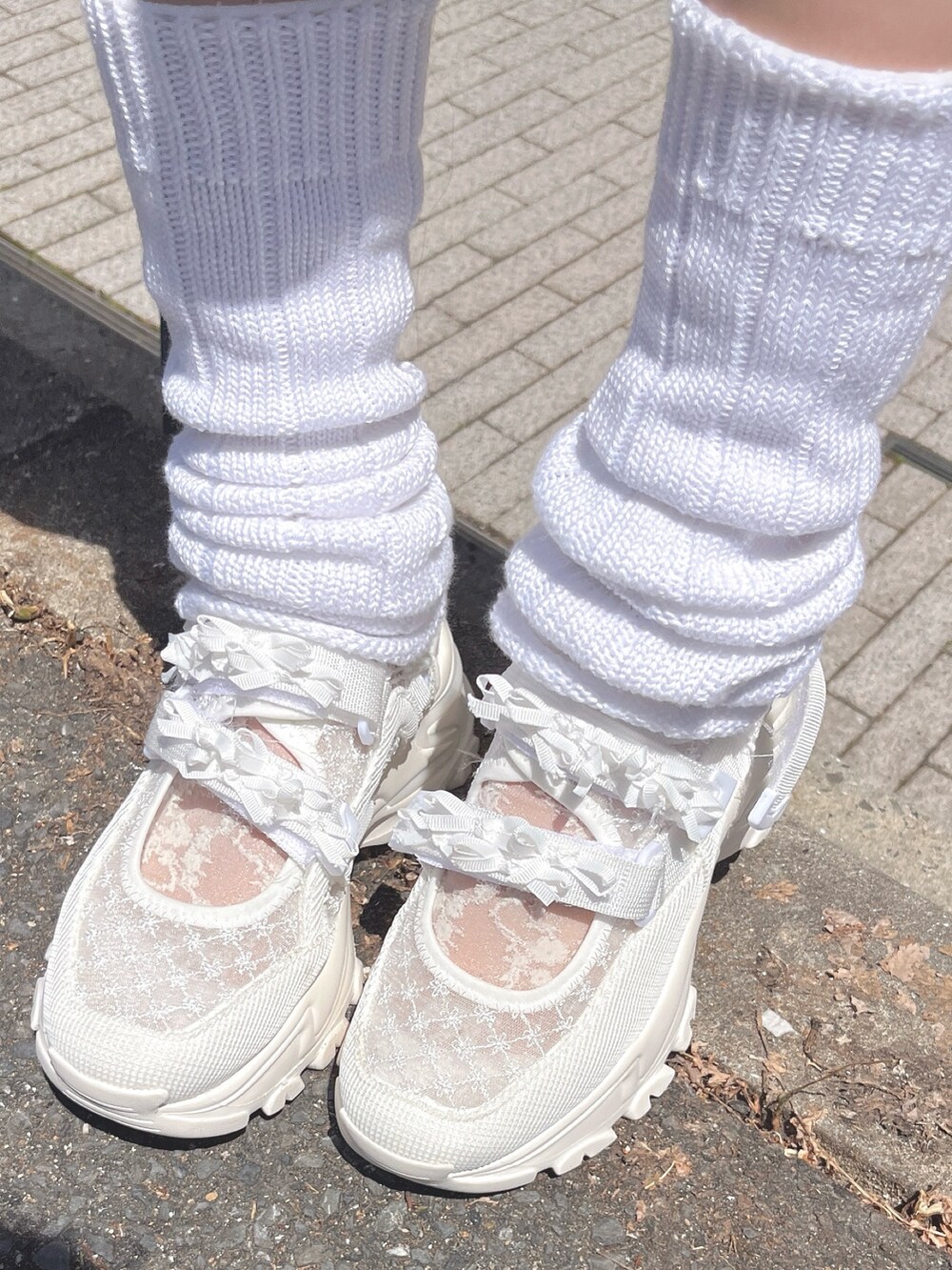 ブルー系のワンピース、ホワイト系のトートバッグ、ホワイト系のスニーカーを着用したレディースの夏コーディネートの10枚目の写真