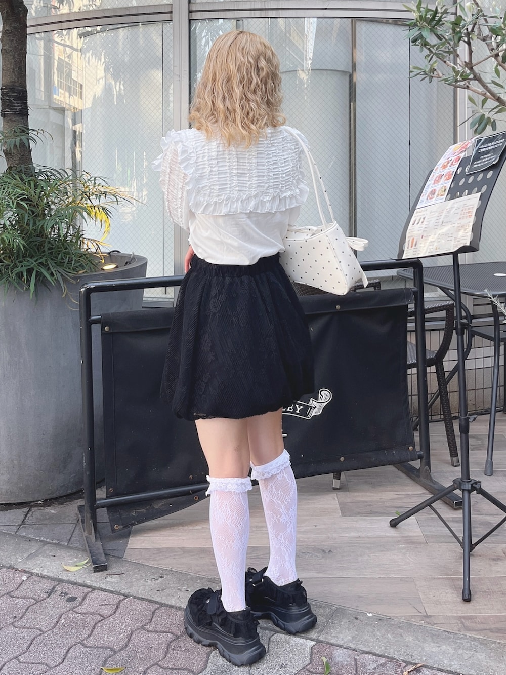 ホワイト系のシャツ/ブラウス、ブラック系のスカート、その他のハンドバッグを着用したレディースの秋コーディネートの2枚目の写真