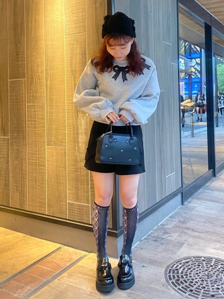 ブラック系のローファー、ブラック系のその他パンツ、グレー系のTシャツ/カットソーを着用したレディースの秋コーディネートの2枚目の写真