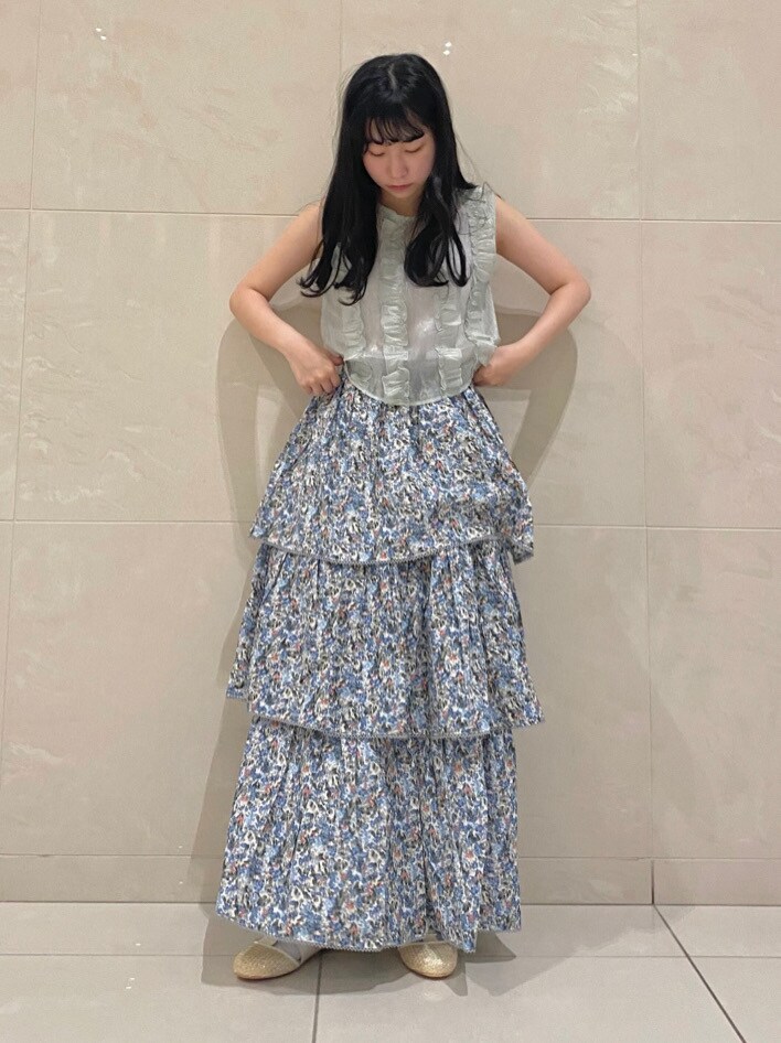 ベージュ系のパンプス、グリーン系のシャツ/ブラウスを着用したレディースの春コーディネートの2枚目の写真