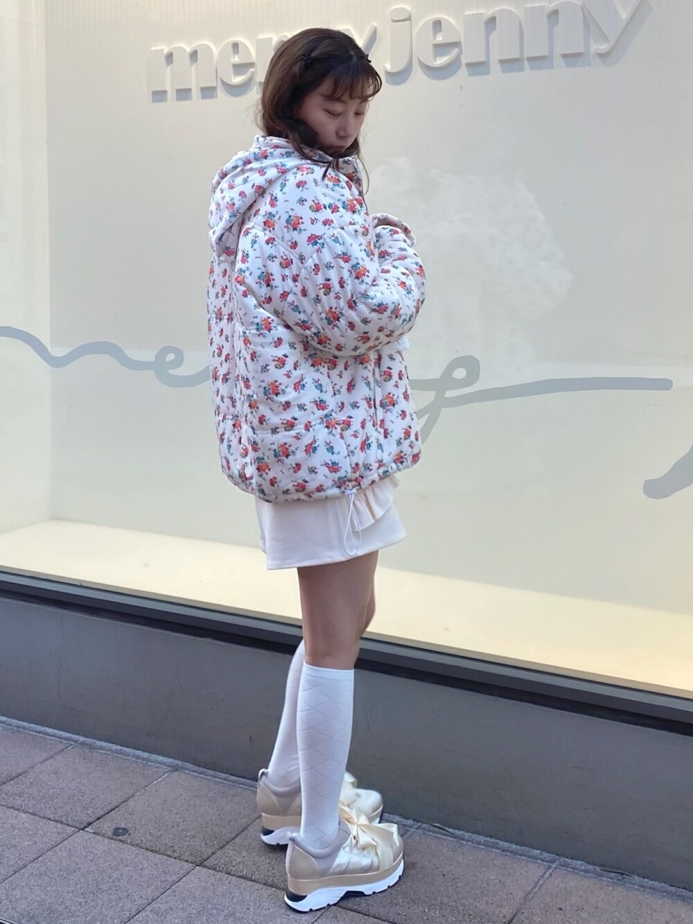 ホワイト系のナイロンジャケット、ホワイト系のTシャツ/カットソー、ホワイト系のその他パンツを着用したレディースの秋コーディネートの4枚目の写真