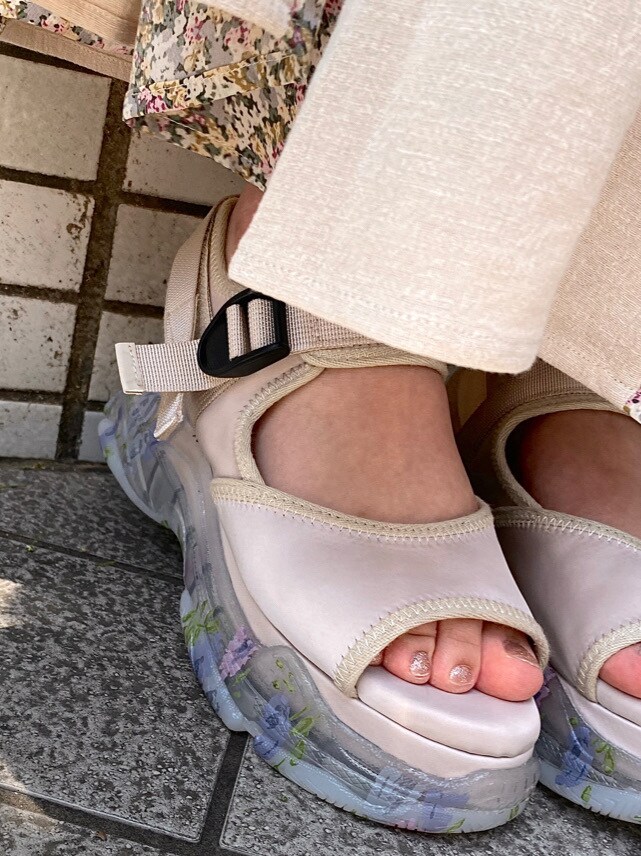 ブルー系のシャツ/ブラウス、ベージュ系のスカート、ホワイト系のサンダルを着用したレディースの春コーディネートの7枚目の写真