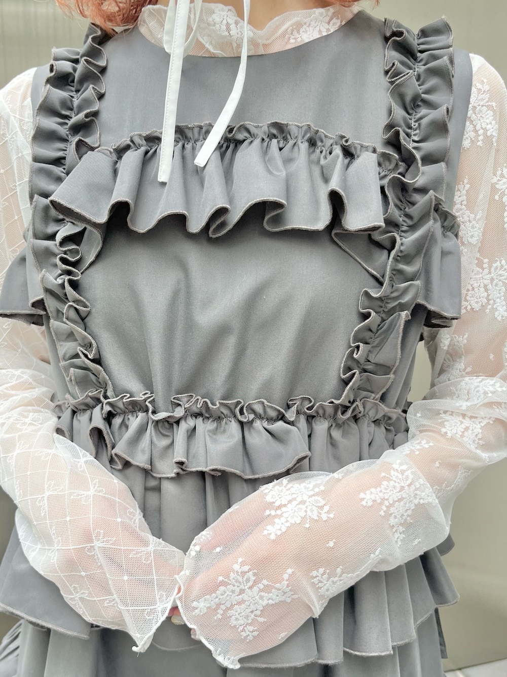 ホワイト系のTシャツ/カットソー、ホワイト系のバレエシューズ、グレー系のワンピースを着用したレディースの春コーディネートの9枚目の写真