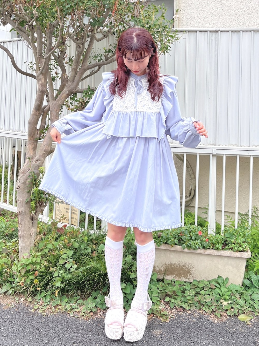 ブルー系のワンピース、ホワイト系のサンダルを着用したレディースの夏コーディネートの2枚目の写真