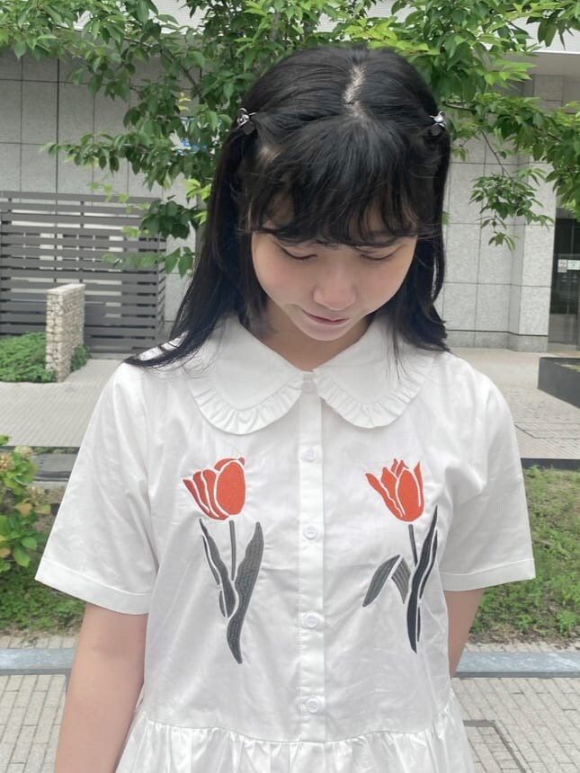 ホワイト系のハンドバッグ、ホワイト系のワンピースを着用したレディースの夏コーディネートの5枚目の写真