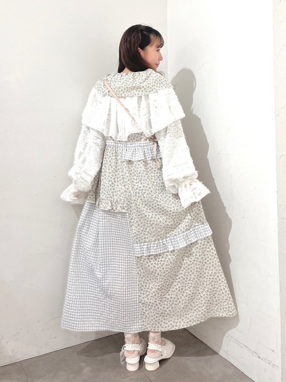 ホワイト系のシャツ/ブラウス、ブルー系のワンピース、ピンク系のショルダーバッグを着用したレディースの春コーディネートの3枚目の写真