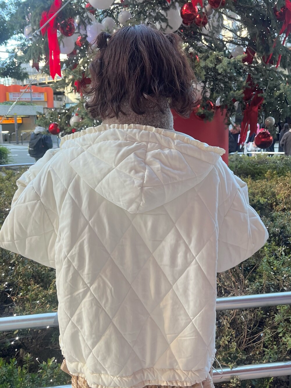 ホワイト系のカーディガン/ボレロ、ホワイト系のダウンジャケット/コート、ブラウン系のスカートを着用したレディースの冬コーディネートの4枚目の写真