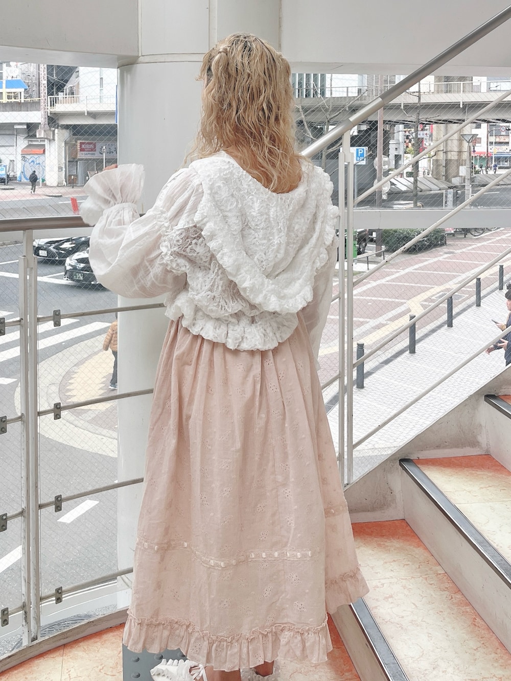 ホワイト系のブルゾン、ピンク系のワンピース、ホワイト系のバレエシューズを着用したレディースの春コーディネートの4枚目の写真