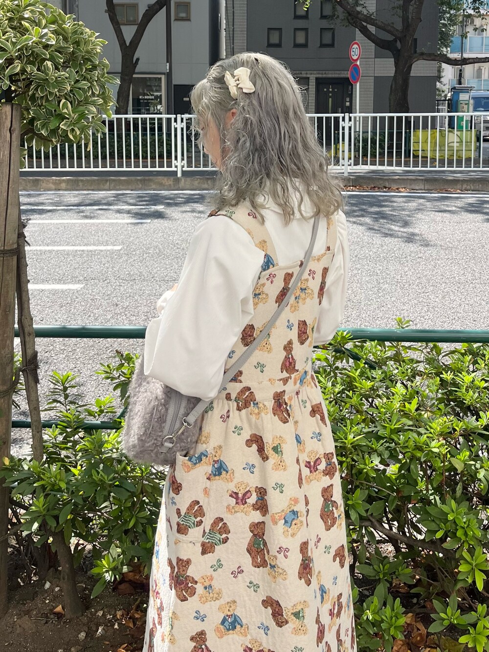 ホワイト系のシャツ/ブラウス、ホワイト系のジャンパースカート、グレー系のショルダーバッグを着用したレディースの秋コーディネートの6枚目の写真