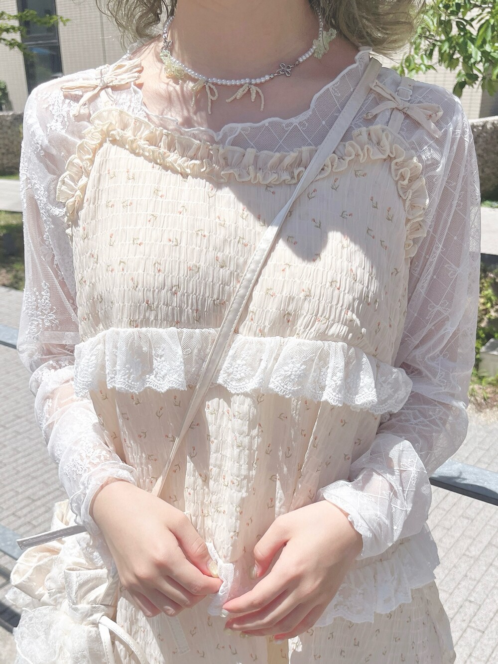 ホワイト系のTシャツ/カットソー、ホワイト系のチュニック、ホワイト系のショルダーバッグを着用したレディースの夏コーディネートの6枚目の写真