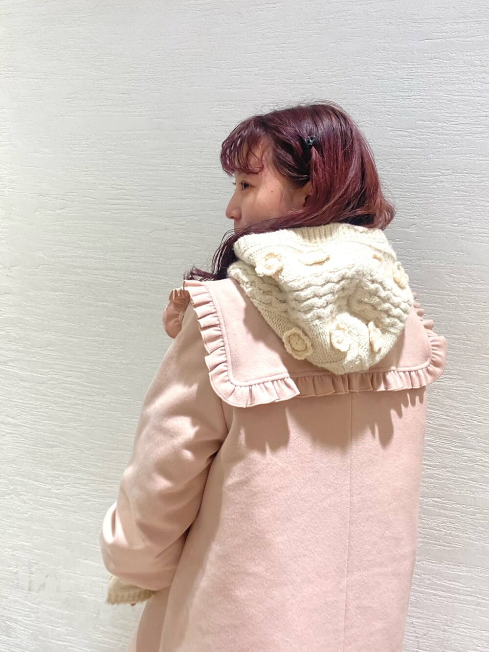 ピンク系のステンカラーコート、ホワイト系のローファー、ホワイト系のニットキャップ/ビーニーを着用したレディースの冬コーディネートの5枚目の写真