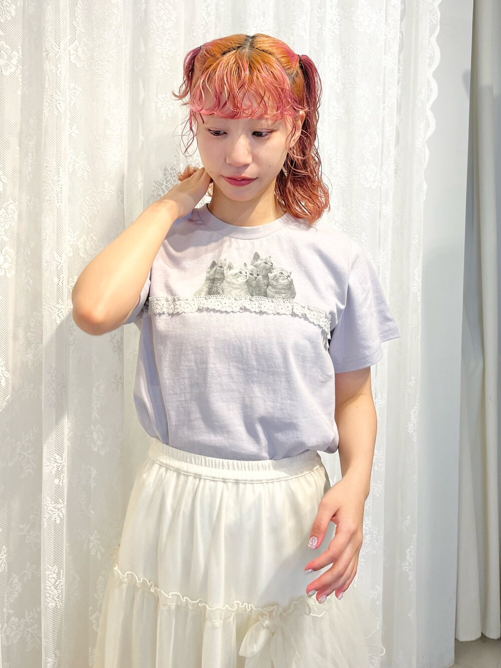 ブルー系のTシャツ/カットソー、ホワイト系のスカート、ホワイト系のスニーカーを着用したレディースの春コーディネートの6枚目の写真