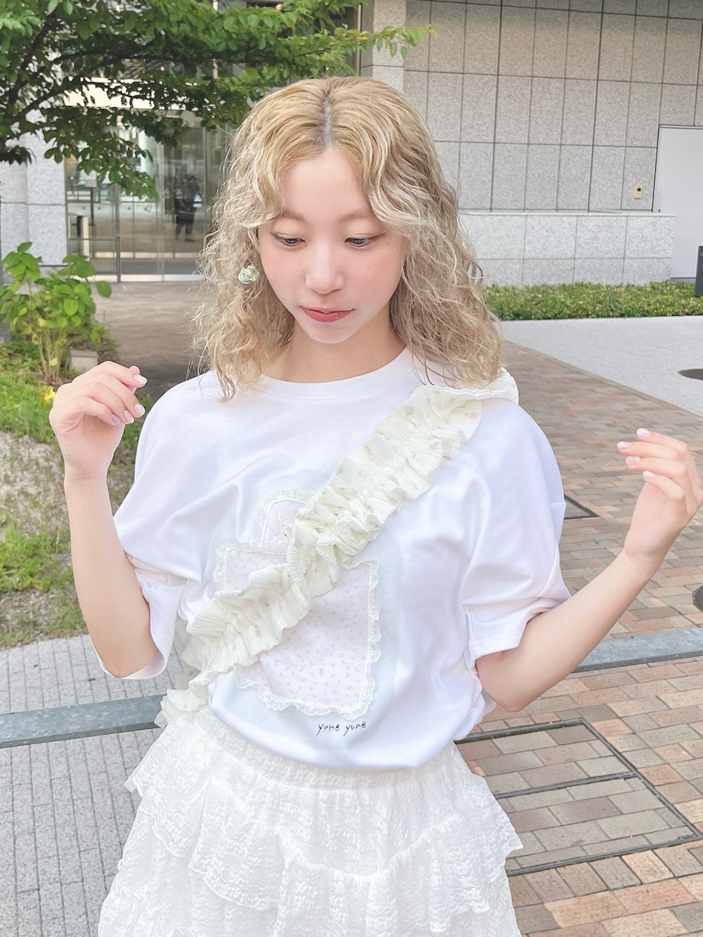 ホワイト系のショルダーバッグ、ホワイト系のTシャツ/カットソー、ホワイト系のスカートを着用したレディースの夏コーディネートの5枚目の写真
